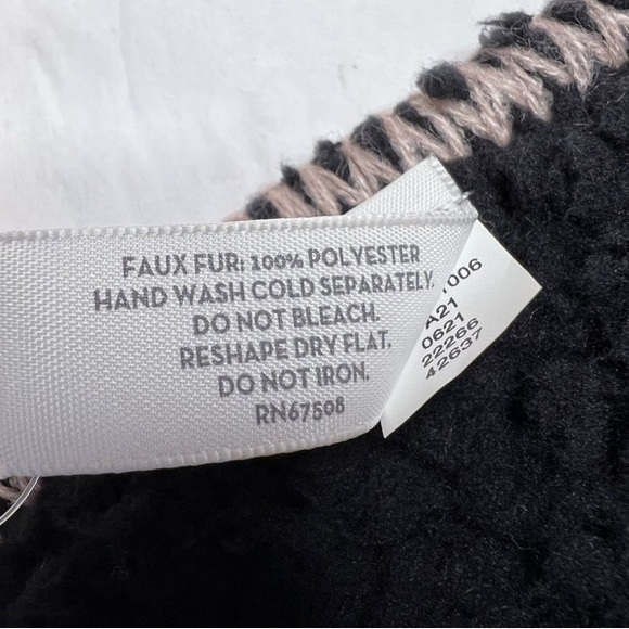 Jenni Solid Sherpa Super Soft Rectangular Scarf Black with Pink Stitching    NWT - Picture 3 of 5